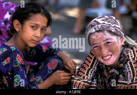 Deux enfants en costume traditionnel ouzbek Ouzbékistan Samarkand Banque D'Images