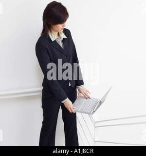 High angle view of a businesswoman using a laptop sur l'escalier Banque D'Images