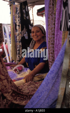 Femme ouzbek au bazar Chorsu et vente , l'Ouzbékistan Tachkent en tissu Banque D'Images