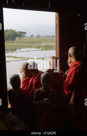 Lac Inle Myanmar Birmanie 2006 moines novices dans leur monastère. Banque D'Images