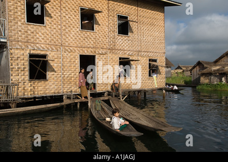 Maison construite sur pilotis, en bois mais vêtu de rotin, Inle Lake Myanmar Birmanie, enfants dans les bateaux familles bavarder. Shan State 2006 HOMER SYKES Banque D'Images