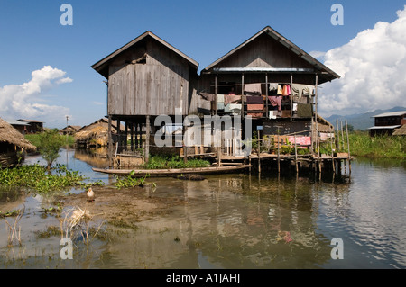 Maison construite sur pilotis, Inle Lake Myanmar Birmanie 2006 Village logement sur pilotis canard sur l'île de boue, grande maison familiale. HOMER SYKES Banque D'Images