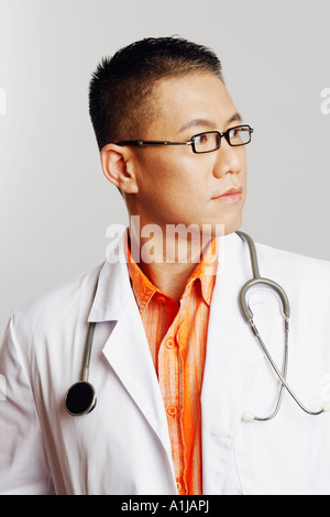 Close-up of a male doctor looking sideways et pensée Banque D'Images