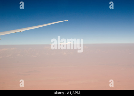 Tempête de sable d'une fenêtre d'avion des cieux remplis de sable au-dessus de l'aile désertique du Moyen-Orient de l'avion UAE HOMER SYKES Banque D'Images