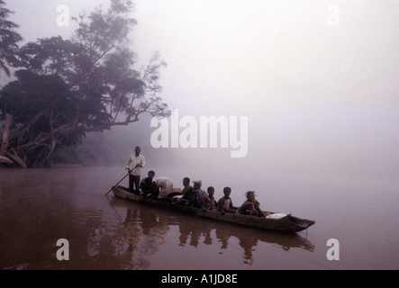 Taxi Pirogue canoë sur le fleuve Zaïre en République démocratique du Congo Banque D'Images