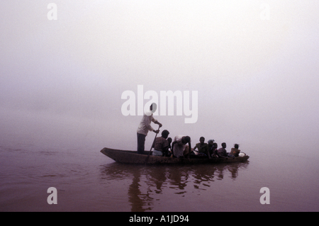 Taxi Pirogue canoë sur le fleuve Zaïre en République démocratique du Congo Banque D'Images