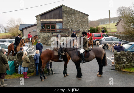 Recherche de Talybont Brecon et assembler à la Chapelle Powys Pays de Galles UK GO Banque D'Images