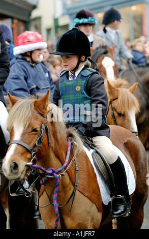 Golden Valley Hunt assembler pour Boxing Day Hunt à l'horloge de la ville Square à Hay-on-Wye Powys Pays de Galles UK GO jeune fille sur pony Banque D'Images