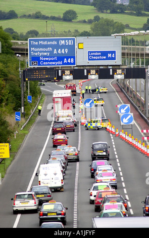 Barrage de police pour détourner fuel tax protester contre un convoi au large de l'autoroute M4 à Newport Gwent South Wales UK Banque D'Images