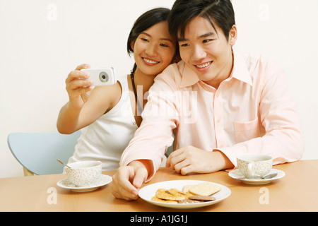 Close-up of a young couple de prendre une photo d'eux-mêmes Banque D'Images