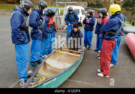 La démonstration de l'instructeur technique canot ouvert aux étudiants sur les rives de la rivière Usk Brecon Powys Pays de Galles au Royaume-Uni Banque D'Images