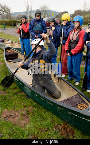 La démonstration de l'instructeur technique canot ouvert aux étudiants sur les rives de la rivière Usk Brecon au Pays de Galles Powys UK GO Banque D'Images