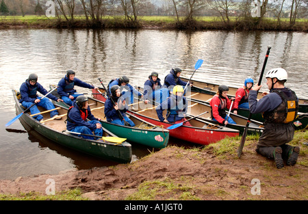 La démonstration de l'instructeur technique canot ouvert aux étudiants sur les rives de la rivière Usk Brecon au Pays de Galles Powys UK GO Banque D'Images