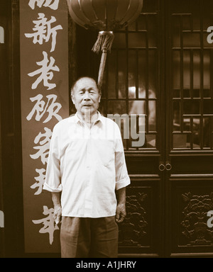 Portrait of a senior man standing in front of a restaurant Banque D'Images