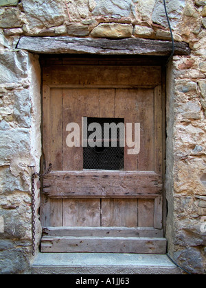 Vieille porte dans maison restaurée à Castellar Provence France Banque D'Images