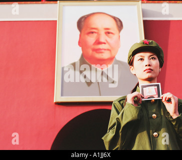 Portrait d'une jeune femme en uniforme, debout devant un palace, Palais Interdit, Beijing, Chine Banque D'Images