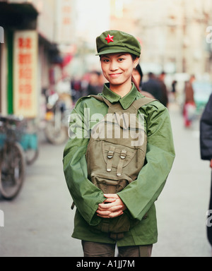 Portrait d'une jeune femme dans l'uniforme de l'armée debout dans une rue Banque D'Images