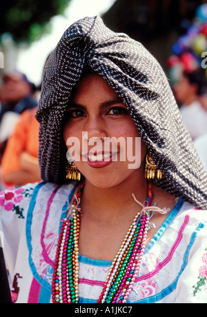 1, l'un, femme mexicaine, jeune femme, danseur, danseuse, costumés festival guelaguetza, Oaxaca, Oaxaca de Juarez, l'état d'Oaxaca, Mexique Banque D'Images