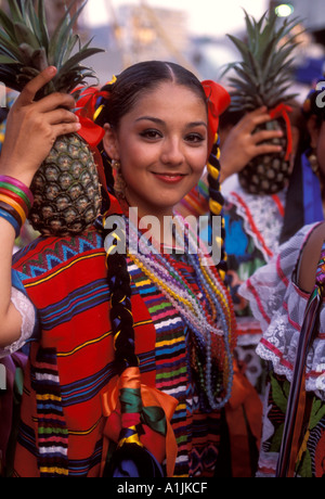 Femme mexicaine, cuisine Mexicaine, de la femme, de la danse, de l'Ananas La Pina, danseuse en costume, ville d'Acapulco, Acapulco, Guerrero, Mexique de l'État Banque D'Images