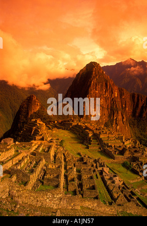 Le lever du soleil, le Machu Picchu, cité perdue des Incas, la vallée de la rivière Urubamba, au Pérou, en Amérique du Sud Banque D'Images