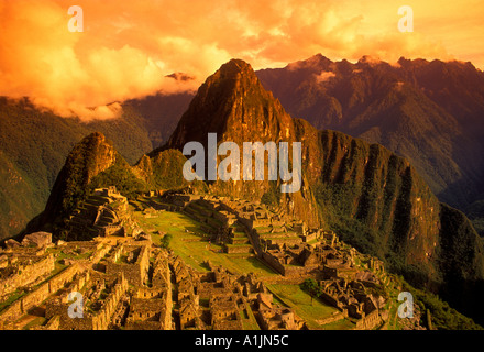 Le lever du soleil, le Machu Picchu, la ville perdue des Incas, la vallée de la rivière Urubamba, au Pérou, en Amérique du Sud Banque D'Images