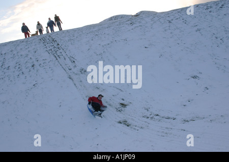 Cinq jeunes gens avec deux chiens de traîneaux sur la neige sur les collines de Malvern Malvern worcestershire Beacon Herefordshire UK Banque D'Images