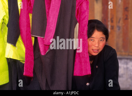 1, l'un, femme tibétaine, tibétaine, femme, habillement, stalle, marché en plein-air, Tsedang, Tibet, région autonome du Tibet, Chine, Asie Banque D'Images