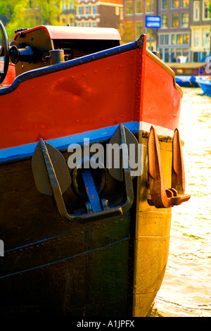 Détail de Bow Barge et ancres sur le canal à Amsterdam Banque D'Images