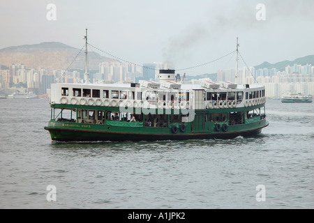 Star ferry naviguant dans le port de Hong Kong Banque D'Images