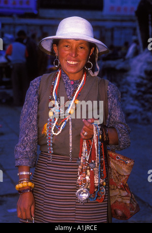 1 Une femme tibétaine vendeur de rue, la vente de bijoux au marché en plein air, Plaza de Jokhang Barkhor Square, ville de Lhassa, Lhassa, Tibet, Chine, Asie Banque D'Images