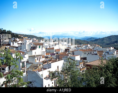 MONDA COSTA DEL SOL ESPAGNE EUROPE d'avril, un petit village dans une vallée de montagne avec un château maintenant un hôtel décoré dans le style mauresque Banque D'Images