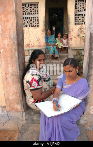 La réalisation d'une maison à l'enquête sur le handicap visuel dans une zone touchée par le tsunami du sud de Tamil Nadu Inde Banque D'Images