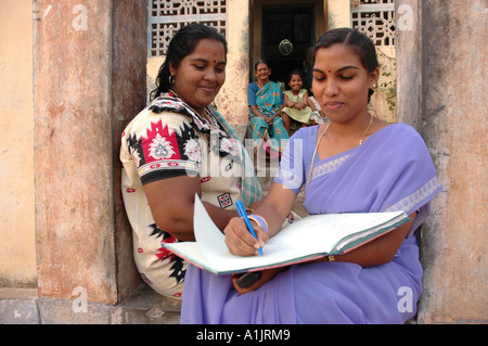 La réalisation d'une maison à l'autre enquête sur la déficience visuelle dans le sud du Tamil Nadu Inde Banque D'Images