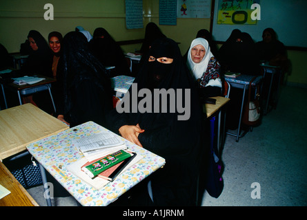 Les femmes au Koweït après-midi classe coranique Banque D'Images