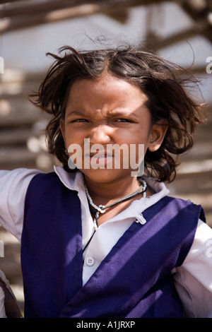 Jeune fille à Sonagiri dans la région de Bundelkhand de Madhya Pradesh, région d'Inde. Il y a 77 Temples Jain à Sonagiri. Banque D'Images