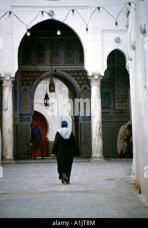 Fès Maroc Université d'Al-Qarawiyying (Kairaouine) et Mosquée porte fondée au IXe siècle par Fatima Al-Fihri la plus ancienne continuellement utilisé plus haut Banque D'Images