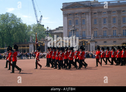 Buckingham Palace Londres Angleterre relève de la Garde Banque D'Images
