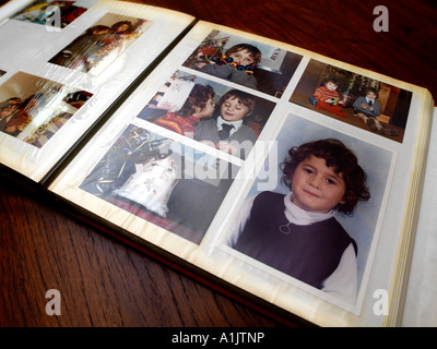 Album de photographies de famille laissés ouverts sur la table Banque D'Images