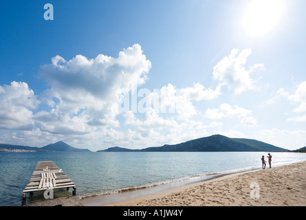 Couple sur Golden Beach, Yialova, Messénie, Péloponnèse, Grèce Banque D'Images