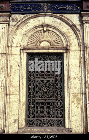 Grille de fenêtre en fer forgé décoratif de Mohammed Ali Mosque dans l'entreprise Saladin ou Salaḥ ad-Dīn une citadelle fortification islamique médiévale au Caire Egypte Banque D'Images