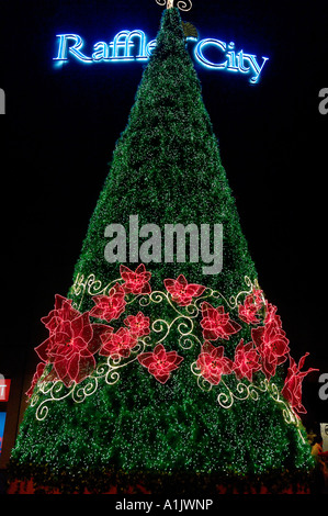 Arbre de Noël et de l'Orchid garland à Singapour à l'extérieur du centre commercial Raffles City. Banque D'Images