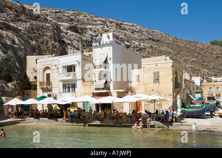 Déjeuner dans un restaurant en bord de mer, Xlendi, Malte, Gozo Banque D'Images