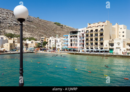 Front de Mer et plage à Xlendi, Gozo, Malte Banque D'Images