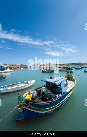 Les bateaux de pêche typiques dans le port de Marsaxlokk, Malte Banque D'Images