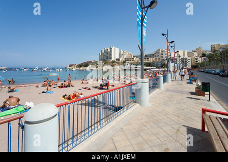 Plage et promenade du bord de mer à St George's Bay, Malte Banque D'Images