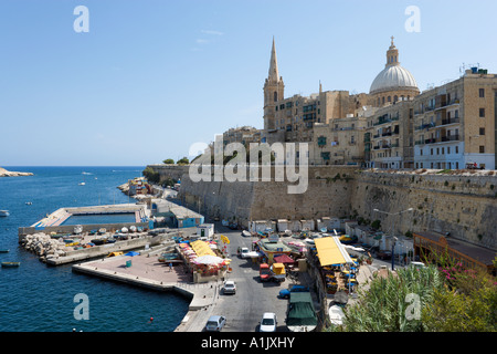 À la mer vers la vieille ville avec le dôme de l'église des Carmes, La Valette, Malte Banque D'Images