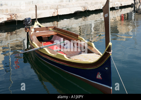 Bateau dans le port de Birgu (Vittoriosa), près de La Valette, Malte Banque D'Images