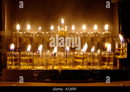 L'huile d'olive 9 bougies sur un chandelier Menorah sur le 8e jour de la fête juive de Hanoukka, la fête des lumières Banque D'Images