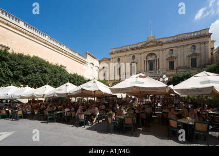 Café-terrasse en face de la bibliothèque sur la rue de la République ou Triq Groussherzogtum Lëtzebuerg (la rue principale), La Valette, Malte Banque D'Images