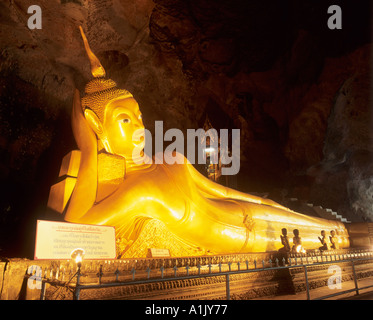 Bouddha couché Tham Suwan Kuha Cave Temple Thaïlande Phangnga Banque D'Images